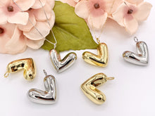 Cargar imagen en el visor de la galería, Cute Side Way Puffy Heart Pendant Charms in 18K Gold or Silver Plated Copper 5 PCS
