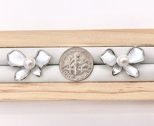 Cargar imagen en el visor de la galería, Simple Matte Silver Butterfly Earrings Studs with Pearl in Silver Plated Copper 4 PAIRS
