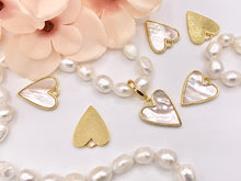 Cargar imagen en el visor de la galería, Mother of Pearl Heart Pendant Charm in Real Gold 18K Plated Over Brass 6PCS
