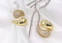 Cargar imagen en el visor de la galería, Simple Chunky Teardrop Bypass Ring in CZ Pave 18K Gold Plated Brass 4 PCS
