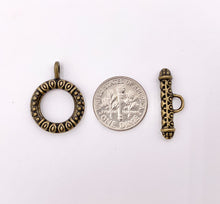 Cargar imagen en el visor de la galería, 18mm Pewter Toggles Carved Circle Clasps in Gold, Silver, Bronze And Copper
