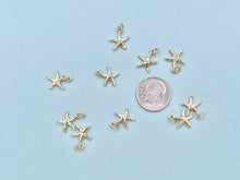 Cargar imagen en el visor de la galería, Diminutos y lindos dijes de estrellas de mar chapados en base de cobre dorado de 18 quilates, 10 piezas
