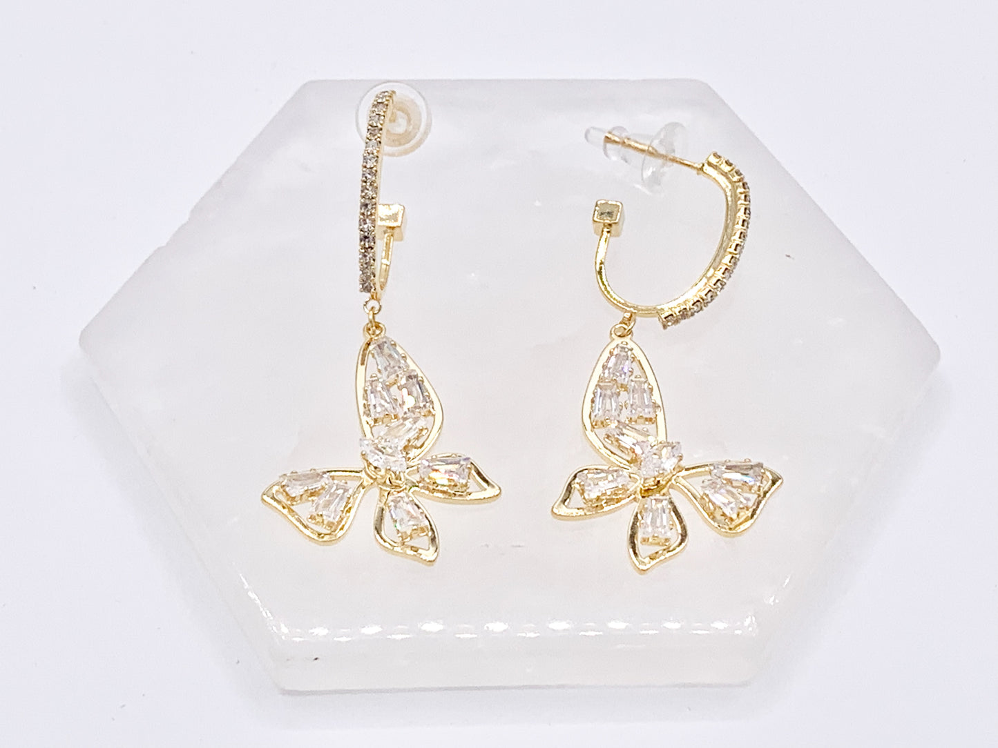Deslumbrantes aretes colgantes de mariposa con circonita cúbica de oro llamativos en chapado en oro de 18 quilates sobre cobre, 2 pares