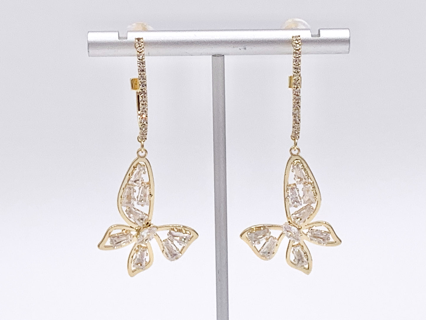 Deslumbrantes aretes colgantes de mariposa con circonita cúbica de oro llamativos en chapado en oro de 18 quilates sobre cobre, 2 pares