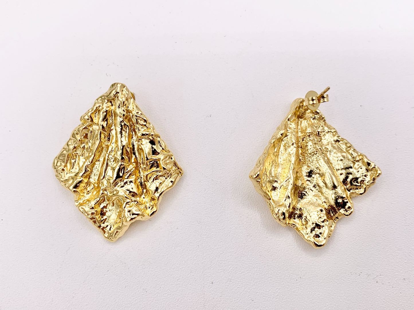 Pendientes Huggies de caja cuadrada con pavé de circonitas chapados en oro de 18 quilates sobre cobre, 4 pares