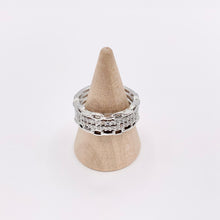 Cargar imagen en el visor de la galería, Vibrantes anillos de eslabones baguette cuádruples con pavé de circonita cúbica en oro de 18 quilates o cobre chapado en plata, 4 piezas
