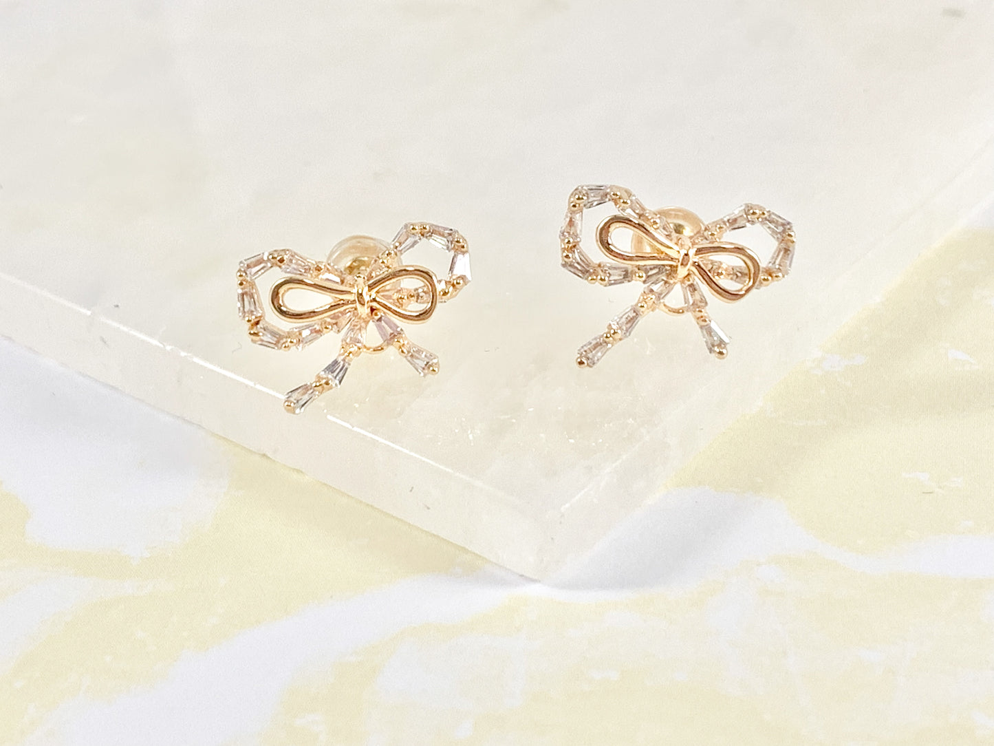 Lindos aretes con forma de pajarita y brillantes en aretes de cobre chapados en oro de 18 quilates, 3 pares