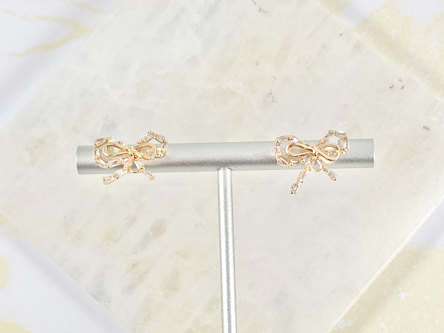 Lindos aretes con forma de pajarita y brillantes en aretes de cobre chapados en oro de 18 quilates, 3 pares