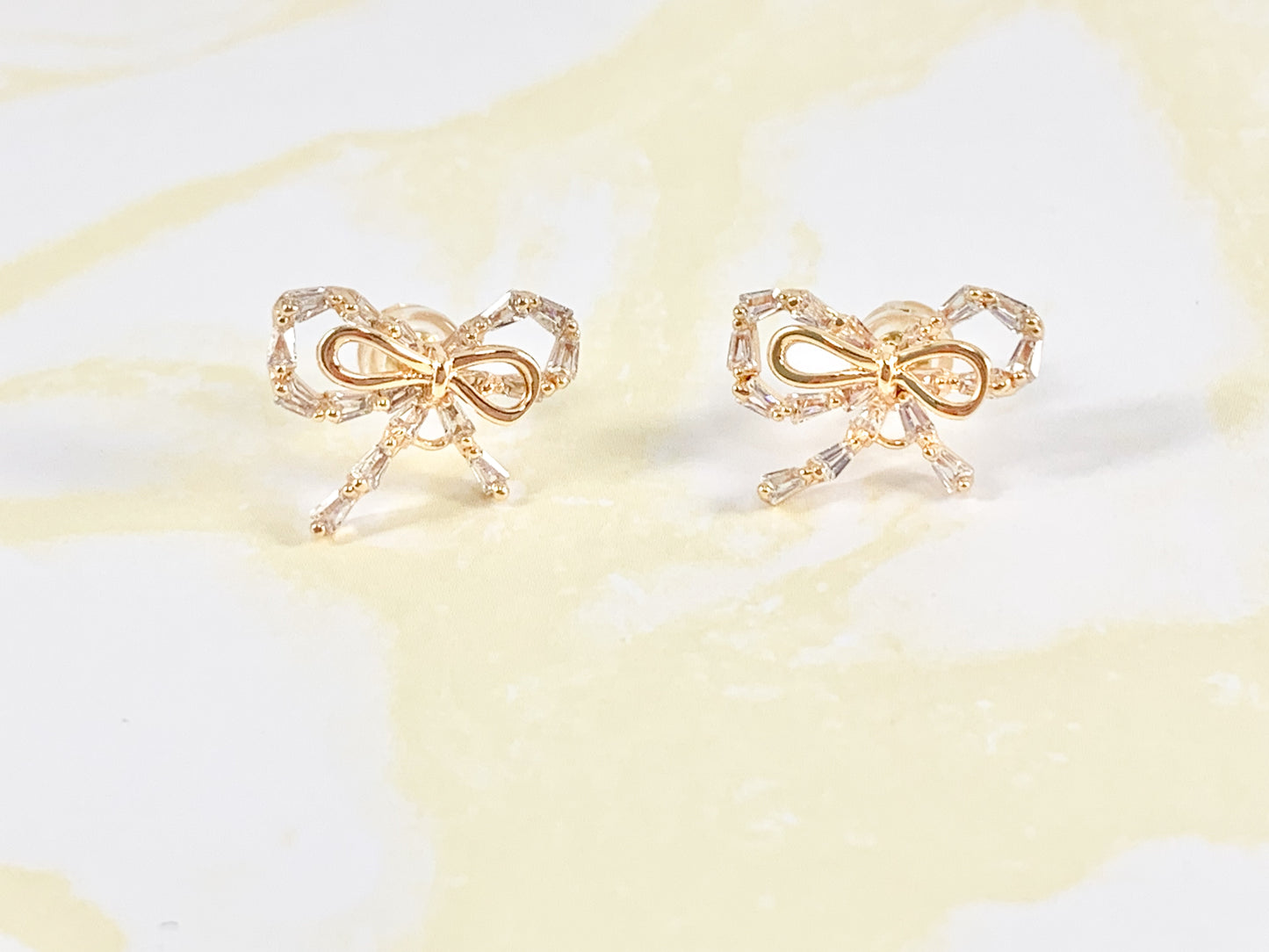 Lindos aretes con forma de pajarita y brillantes en aretes de cobre chapados en oro de 18 quilates, 3 pares