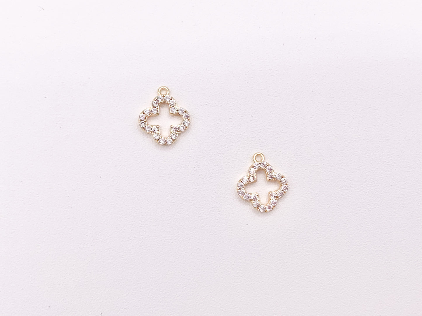 Encantos de pavé de trébol de cuatro hojas de flor Micro CZ chapado en oro real de 18 quilates sobre latón 10 piezas