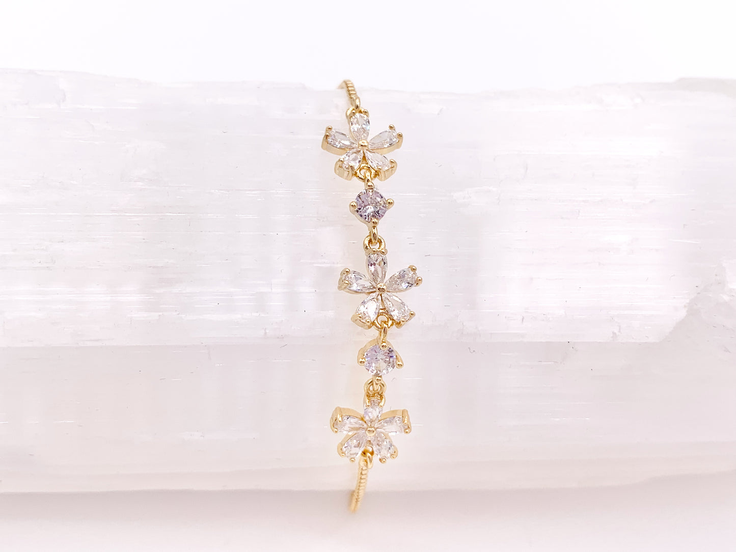 Dainty Daisies CZ Pave Rhinestone Box Chain Pulseras ajustables deslizantes delicadas en cobre chapado en oro de 18 quilates, 3 piezas