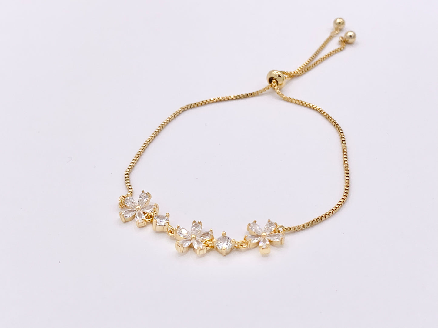 Dainty Daisies CZ Pave Rhinestone Box Chain Pulseras ajustables deslizantes delicadas en cobre chapado en oro de 18 quilates, 3 piezas