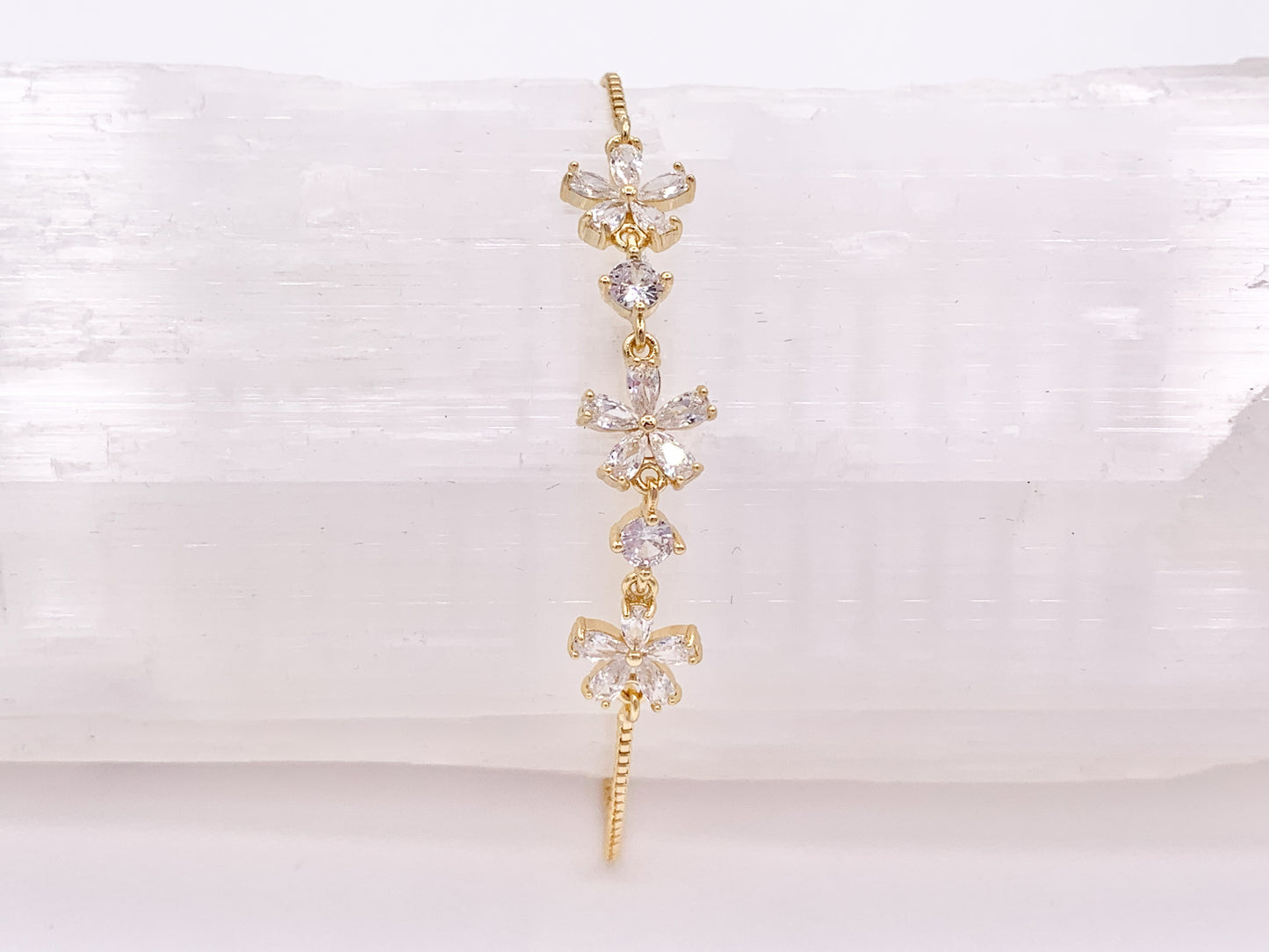 Dainty Daisies CZ Pave Rhinestone Box Chain Pulseras ajustables deslizantes delicadas en cobre chapado en oro de 18 quilates, 3 piezas