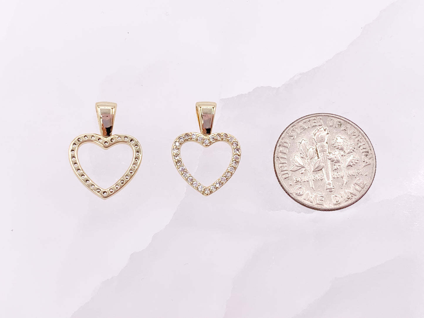 Colgantes con dijes de corazón de diamantes de imitación huecos en forma de corazón delicado en circonita cúbica, cobre chapado en oro de 18 quilates, 10 piezas