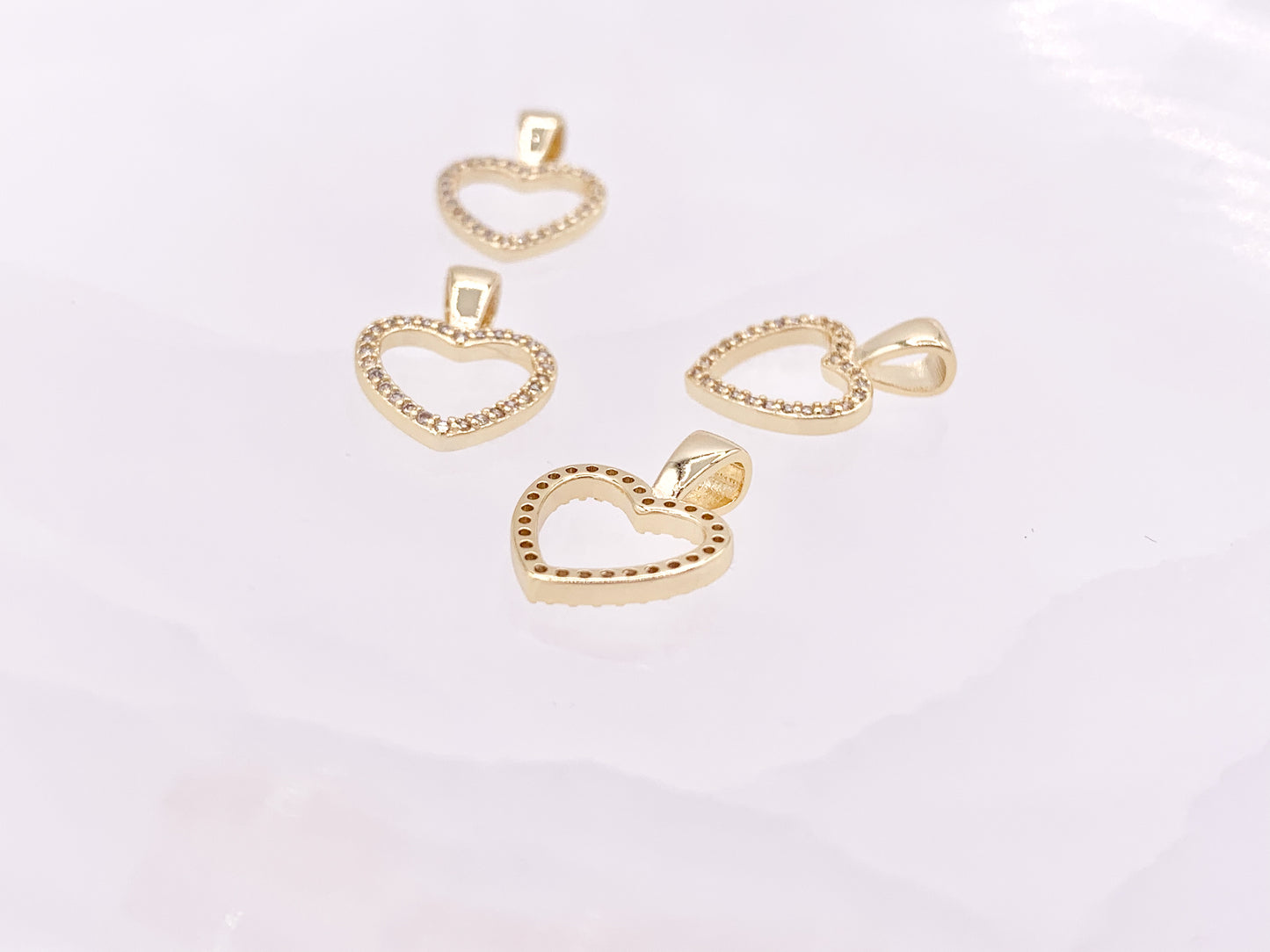 Colgantes con dijes de corazón de diamantes de imitación huecos en forma de corazón delicado en circonita cúbica, cobre chapado en oro de 18 quilates, 10 piezas