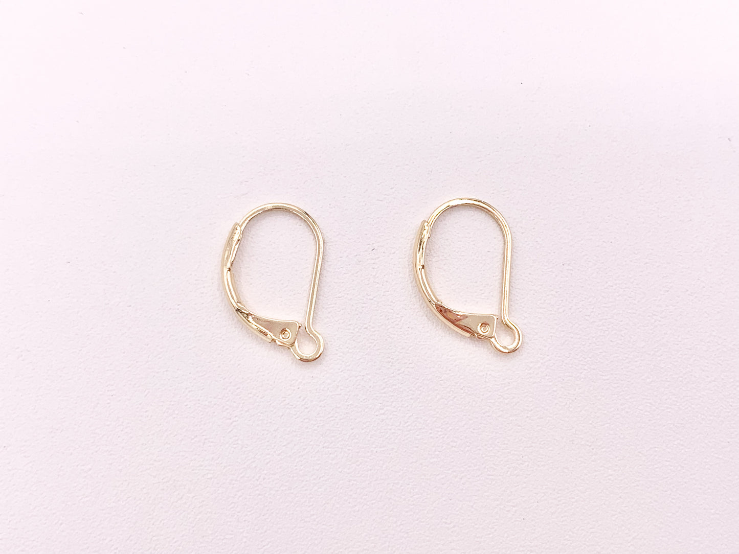Respaldos de palanca de aretes de cobre chapados en oro real o plata de 18 quilates con componente de bucle de apertura 50 piezas