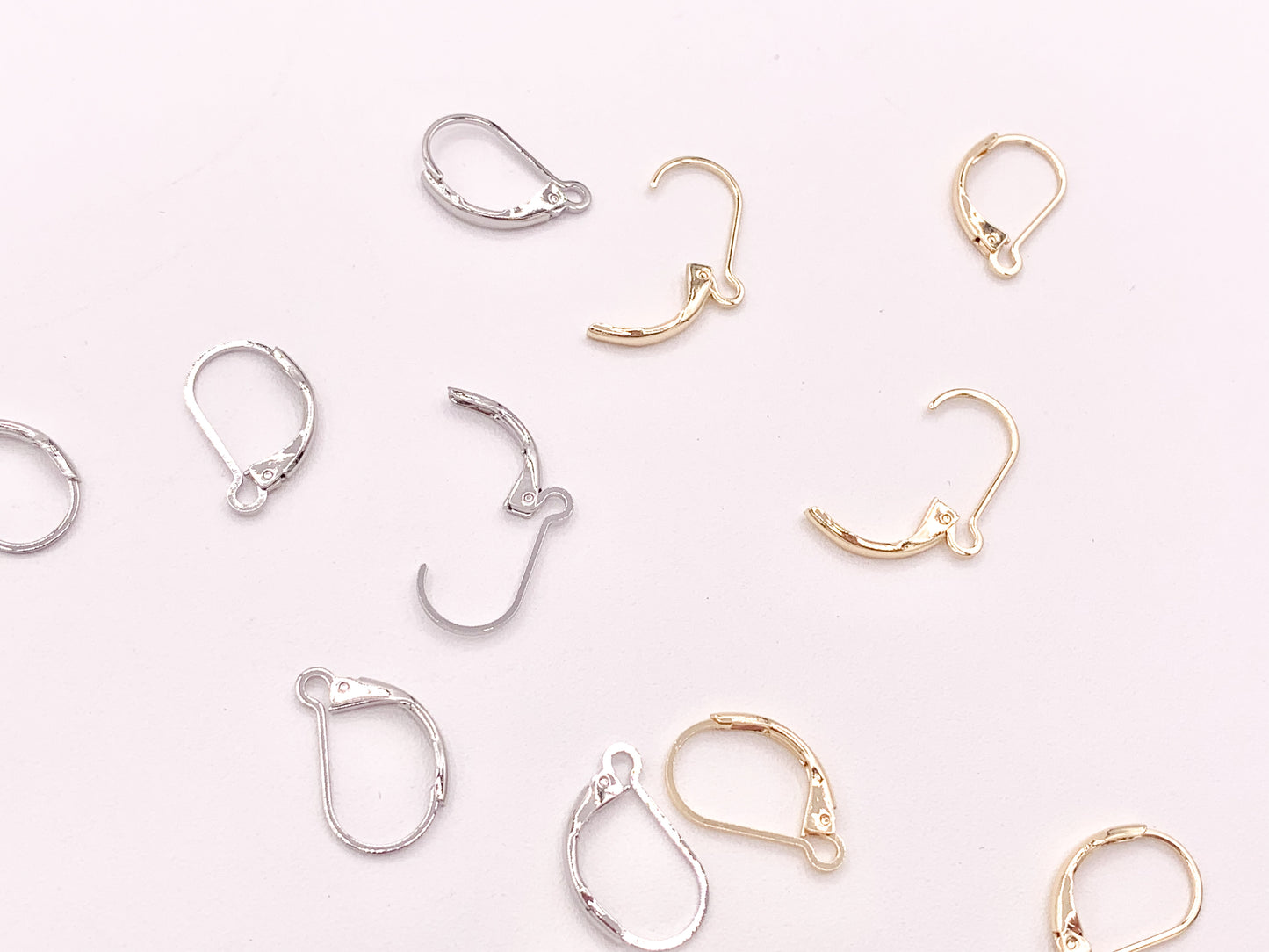 Respaldos de palanca de aretes de cobre chapados en oro real o plata de 18 quilates con componente de bucle de apertura 50 piezas