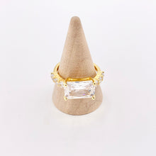 Cargar imagen en el visor de la galería, Anillo ajustable de diamante rosa con halo solitario de talla esmeralda con circonita cúbica rectangular chapada en oro real de 18 quilates, 6 piezas
