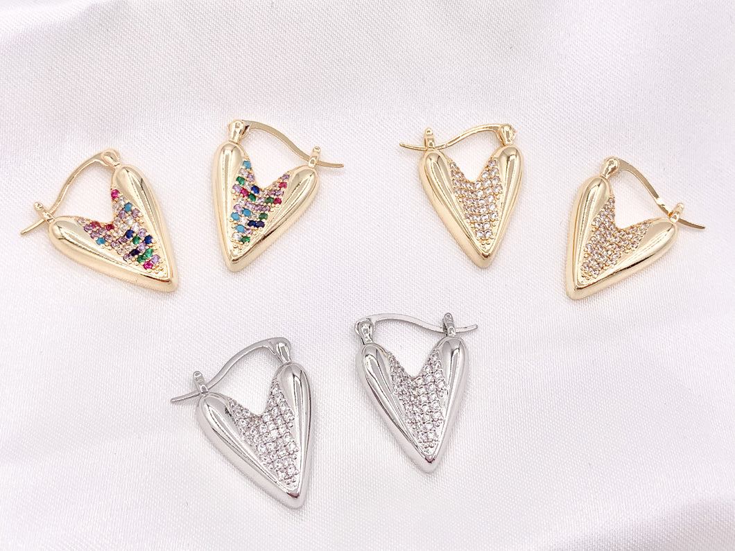 Pendientes únicos con cierre de corazón curvo y diamantes de imitación transparentes con pavé de circonitas múltiples sobre cobre chapado en oro o plata de 18 quilates, 3 pares