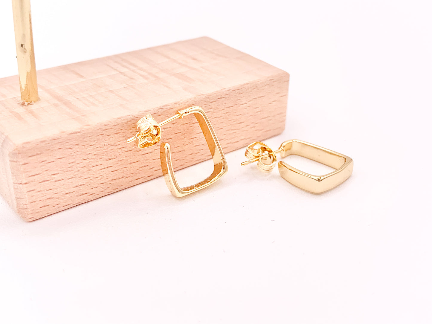 Pendientes cuadrados geométricos minimalistas delicados Huggies Pendientes de latón chapados en oro de 18 quilates 3 pares