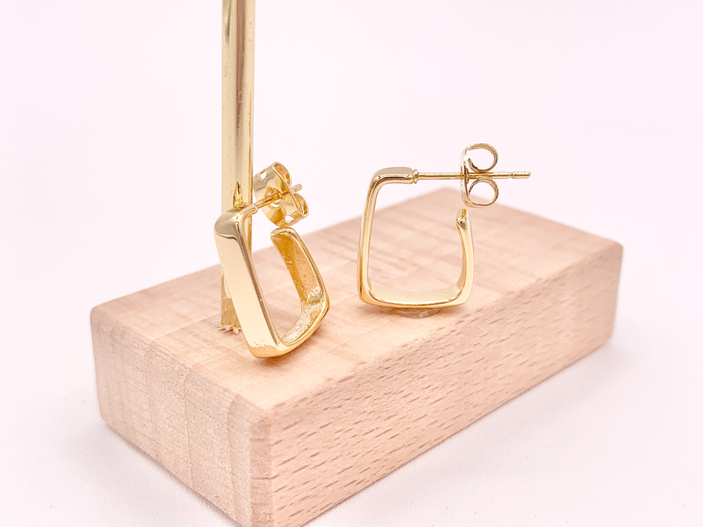 Pendientes cuadrados geométricos minimalistas delicados Huggies Pendientes de latón chapados en oro de 18 quilates 3 pares