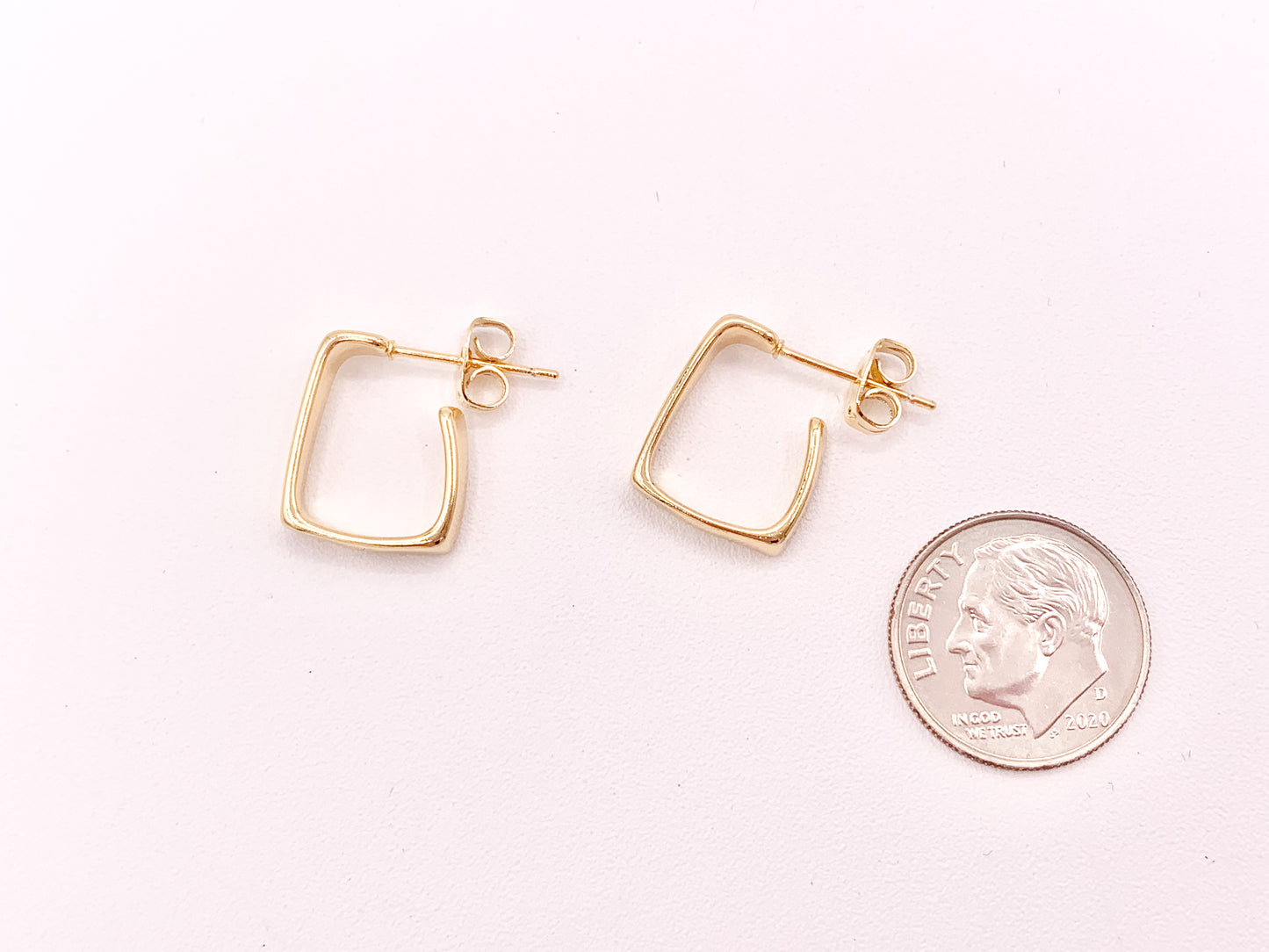 Pendientes cuadrados geométricos minimalistas delicados Huggies Pendientes de latón chapados en oro de 18 quilates 3 pares