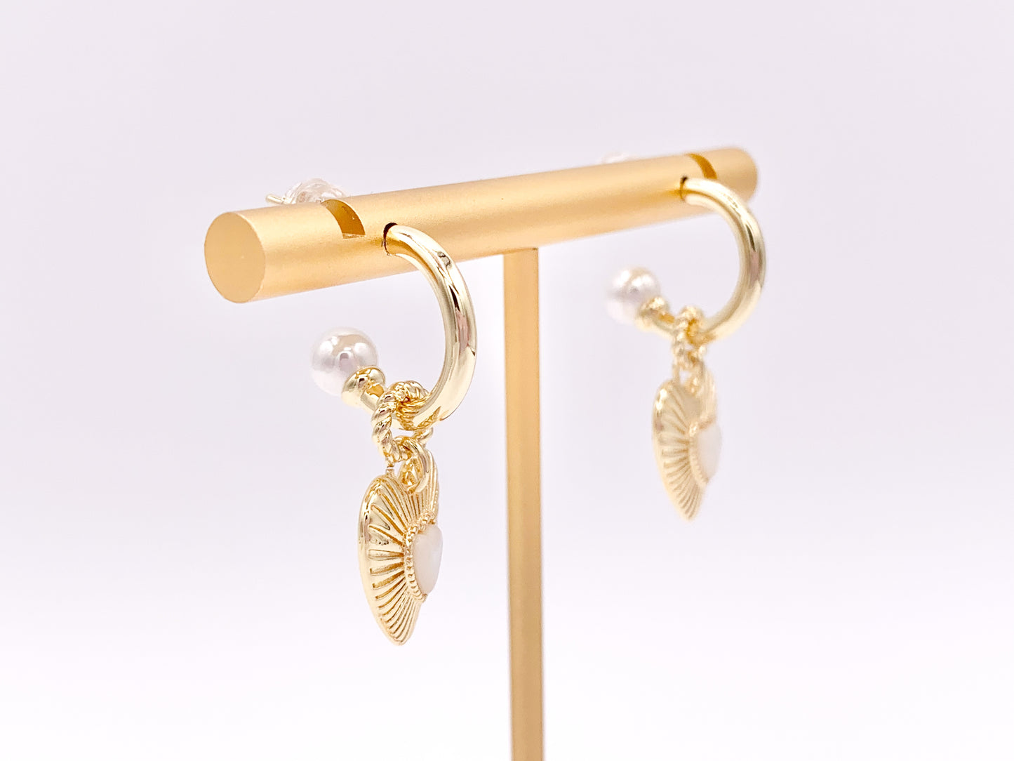 Lindos aretes tipo huggie con forma de corazón y concha de perla en cobre chapado en oro de 18 quilates, 3 pares