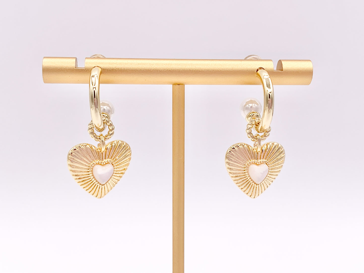 Lindos aretes tipo huggie con forma de corazón y concha de perla en cobre chapado en oro de 18 quilates, 3 pares