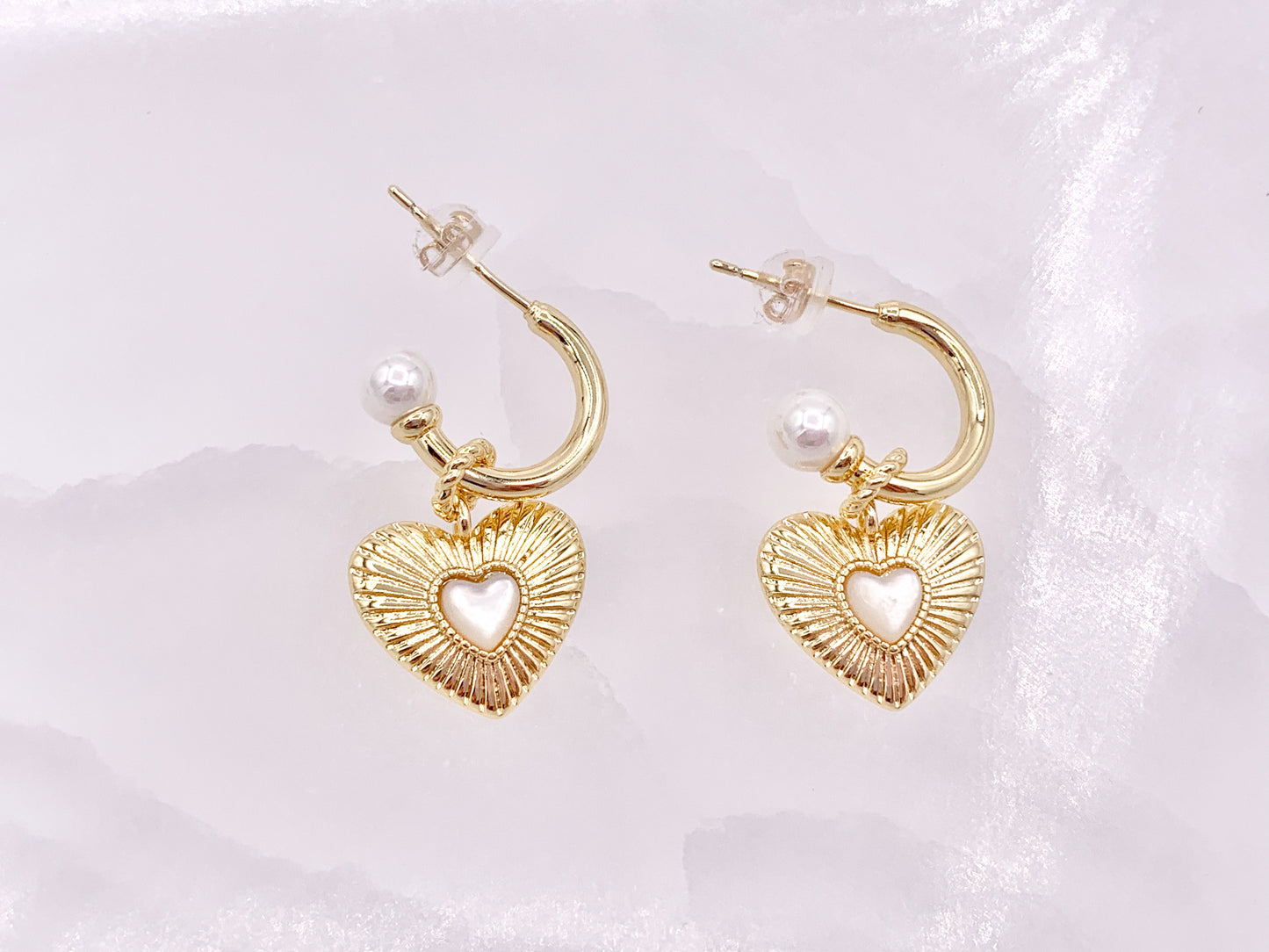 Lindos aretes tipo huggie con forma de corazón y concha de perla en cobre chapado en oro de 18 quilates, 3 pares