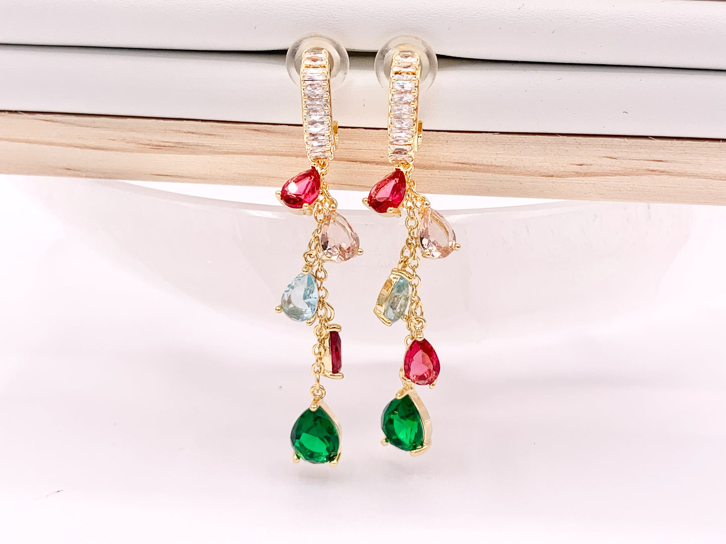 Pendientes festivos con borlas y cristales en forma de lágrima de colores con circonita cúbica en cobre chapado en oro de 18 quilates, 1 par