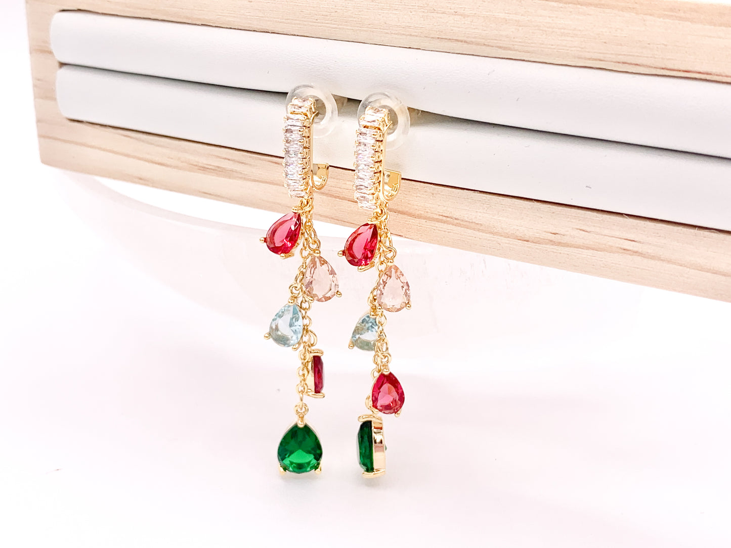 Pendientes festivos con borlas y cristales en forma de lágrima de colores con circonita cúbica en cobre chapado en oro de 18 quilates, 1 par