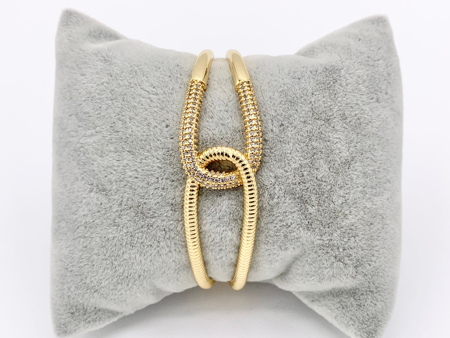 Hermosos puños de pulsera de doble capa entrelazados de eternidad en CZ Pave Rhinestones Cobre chapado en oro o plata de 18 quilates 1 pieza