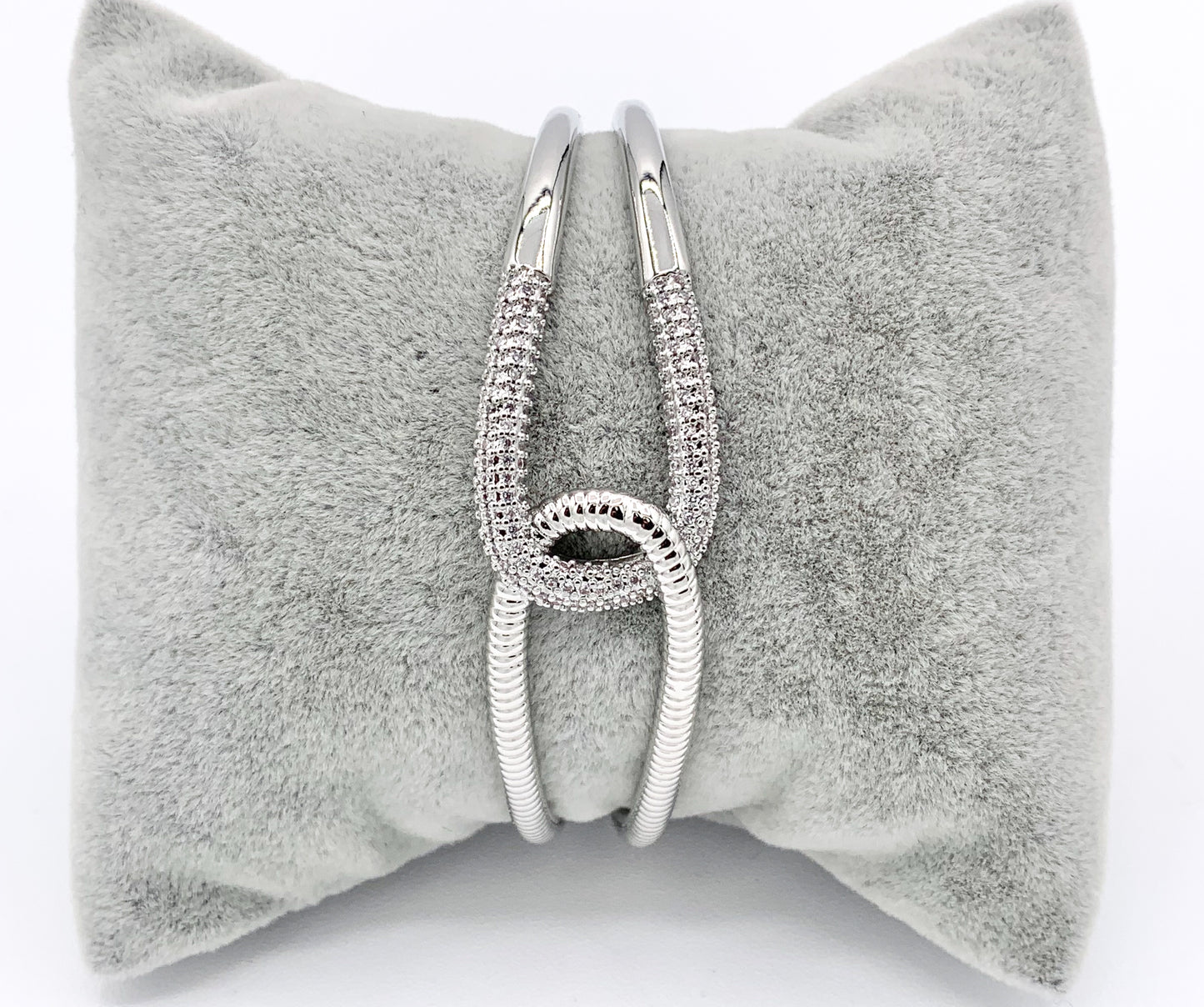 Hermosos puños de pulsera de doble capa entrelazados de eternidad en CZ Pave Rhinestones Cobre chapado en oro o plata de 18 quilates 1 pieza