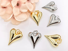 Cargar imagen en el visor de la galería, Large Puffy Heart Pendant Charms in 18K Gold or Silver Plated Copper 5 pcs
