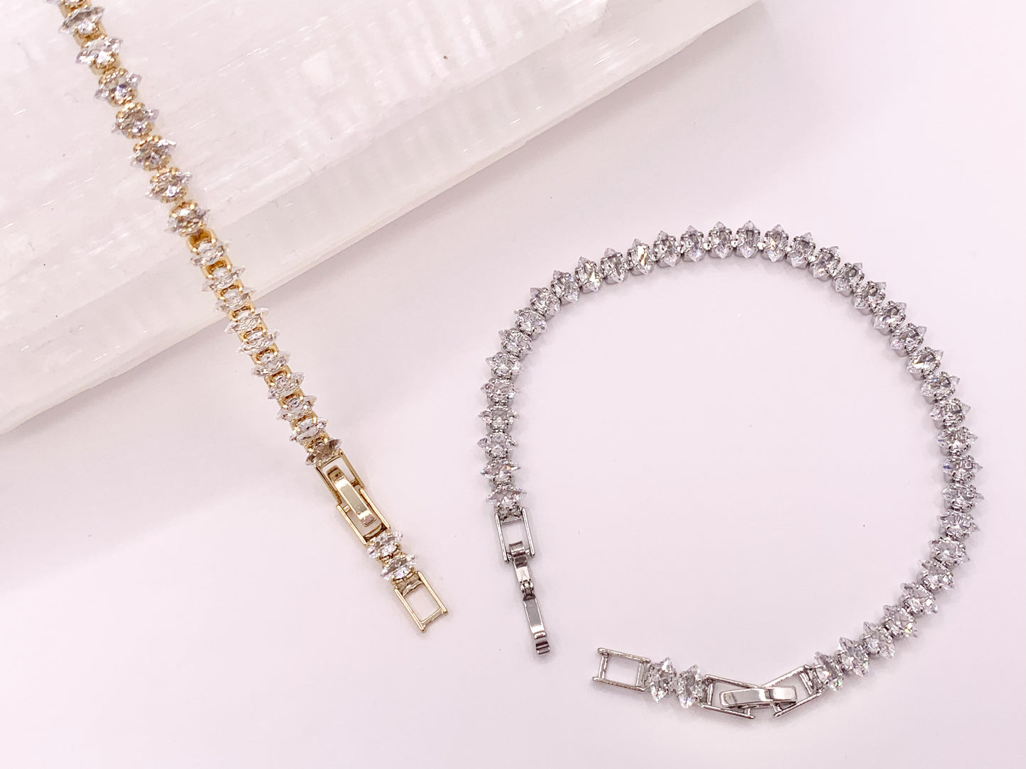 Delicada pulsera ajustable de tenis con cadena de copa de diamantes de imitación de tenis de lujo minimalista chapada en oro de 18 quilates y plata, 3 uds.