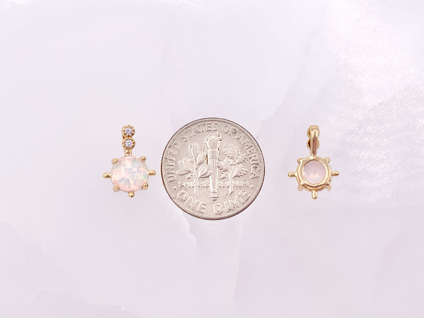 Diminutos dijes de monedas circulares de ópalo japonés en circonita pavimentada de cobre chapado en oro de 18 quilates, 6 piezas