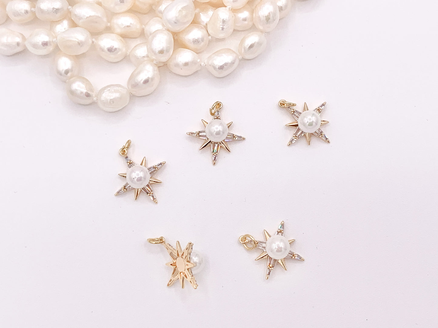 Colgante Star Burst con diamantes de imitación pavimentados de madreperla y circonita cúbica en cobre chapado en oro de 18 quilates, 6 piezas