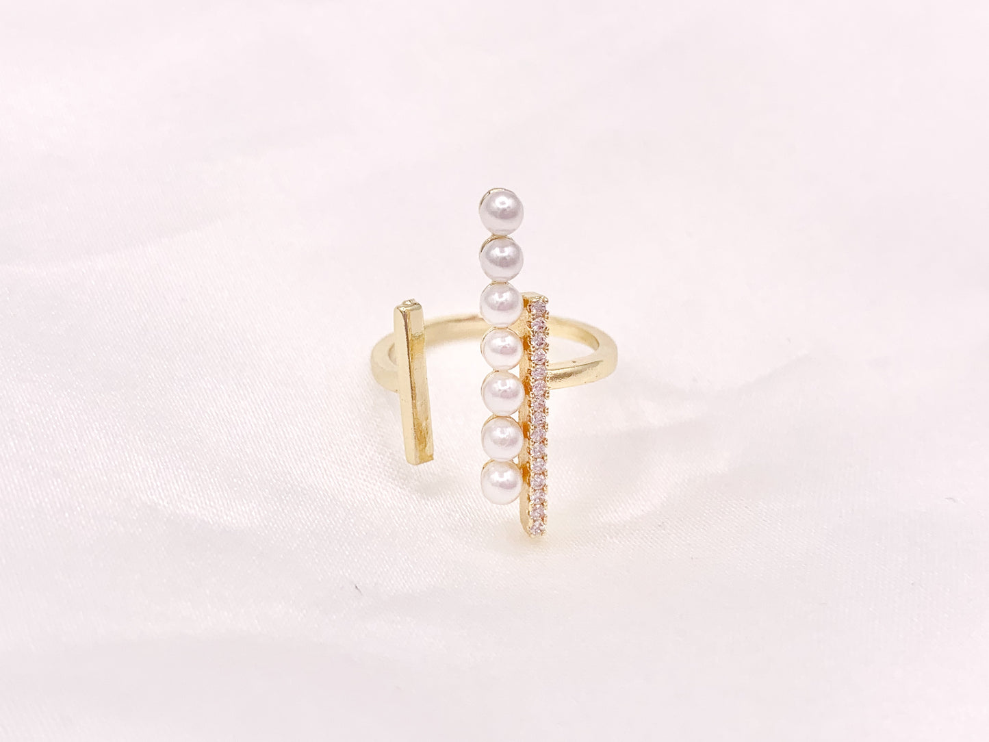 Anillos de frente abierto con circonita cúbica y perlas forradas llamativas en cobre chapado en oro o plata de 18 quilates, 4 piezas