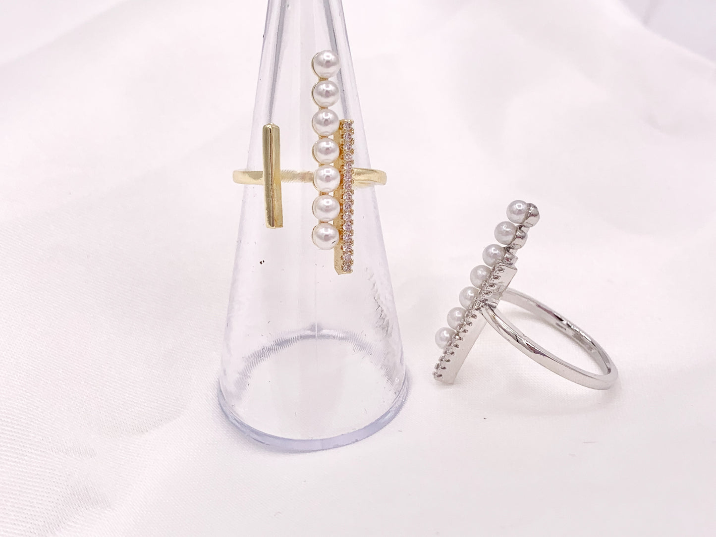 Anillos de frente abierto con circonita cúbica y perlas forradas llamativas en cobre chapado en oro o plata de 18 quilates, 4 piezas