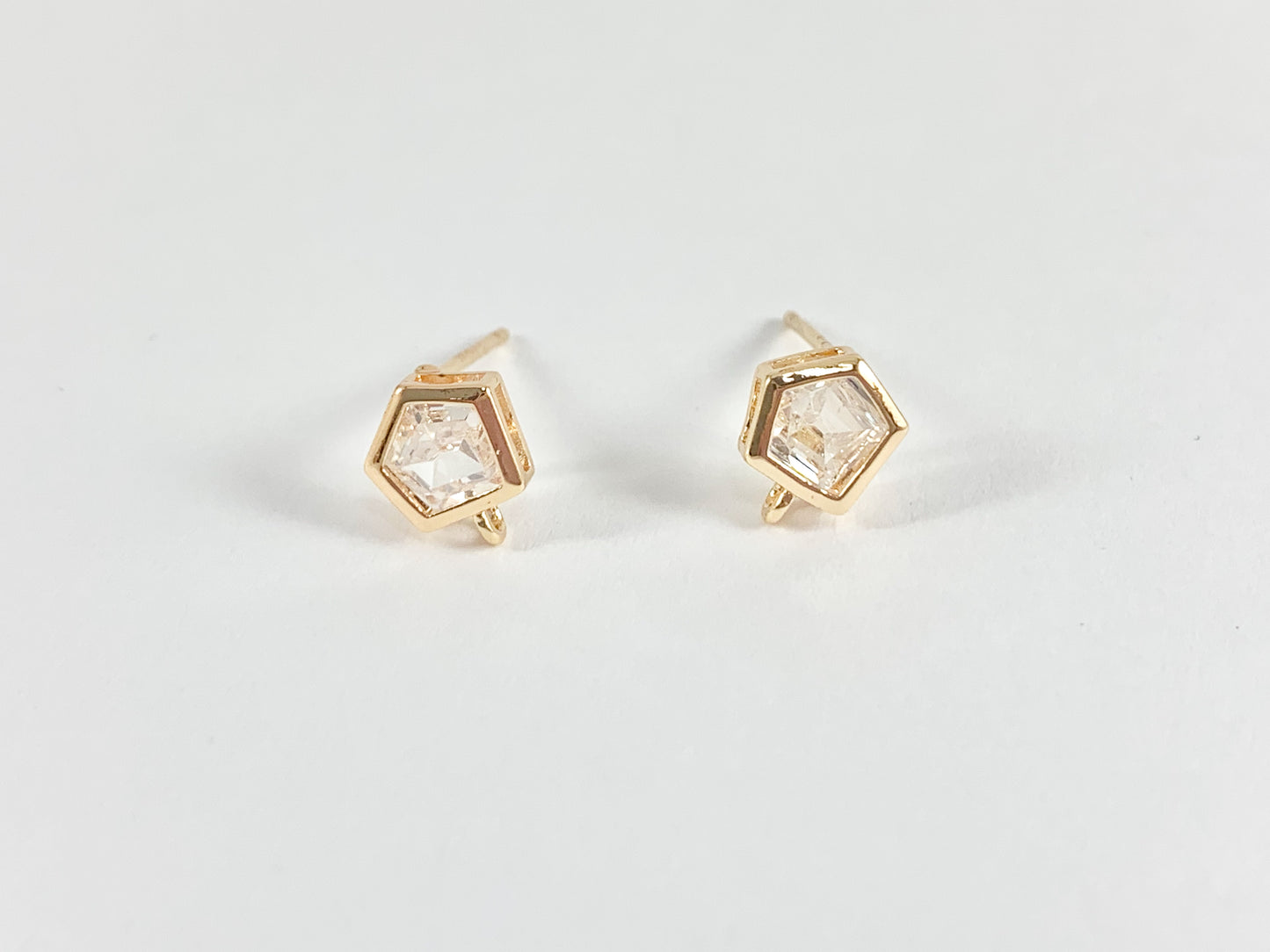 Componente de arete pavé de circonita cúbica en forma de pentágono delicado con aro en cobre chapado en oro de 18 quilates, 4 pares