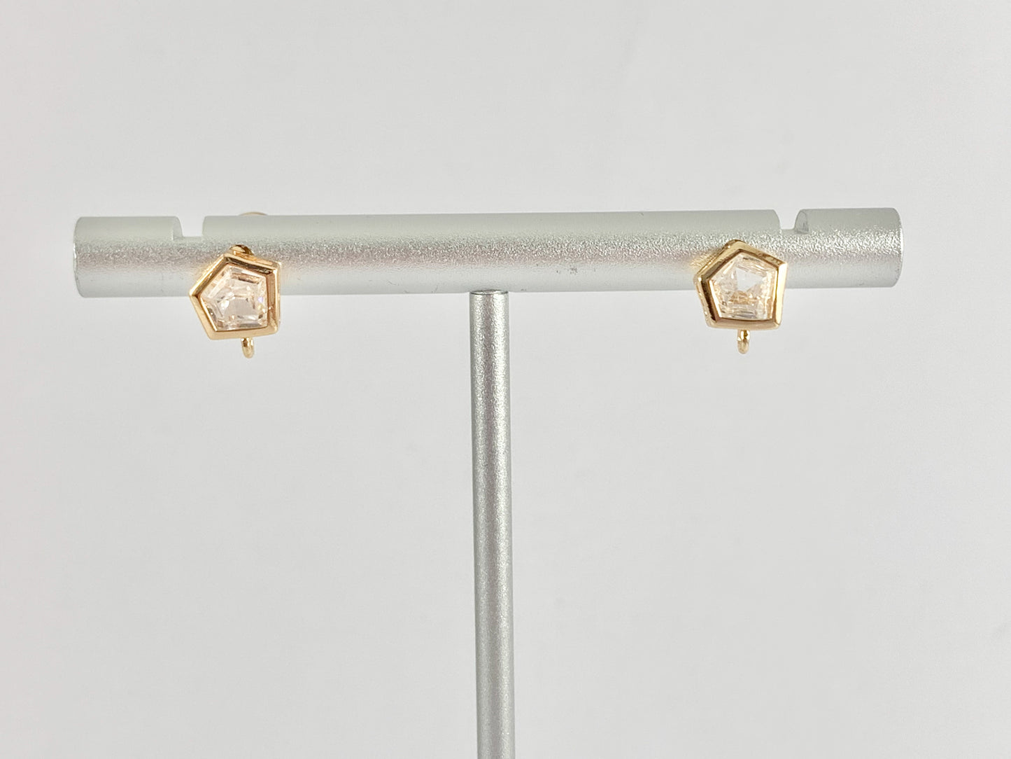Componente de arete pavé de circonita cúbica en forma de pentágono delicado con aro en cobre chapado en oro de 18 quilates, 4 pares