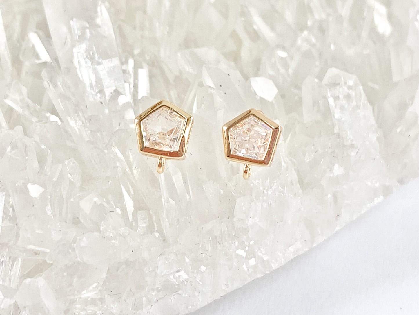 Componente de arete pavé de circonita cúbica en forma de pentágono delicado con aro en cobre chapado en oro de 18 quilates, 4 pares