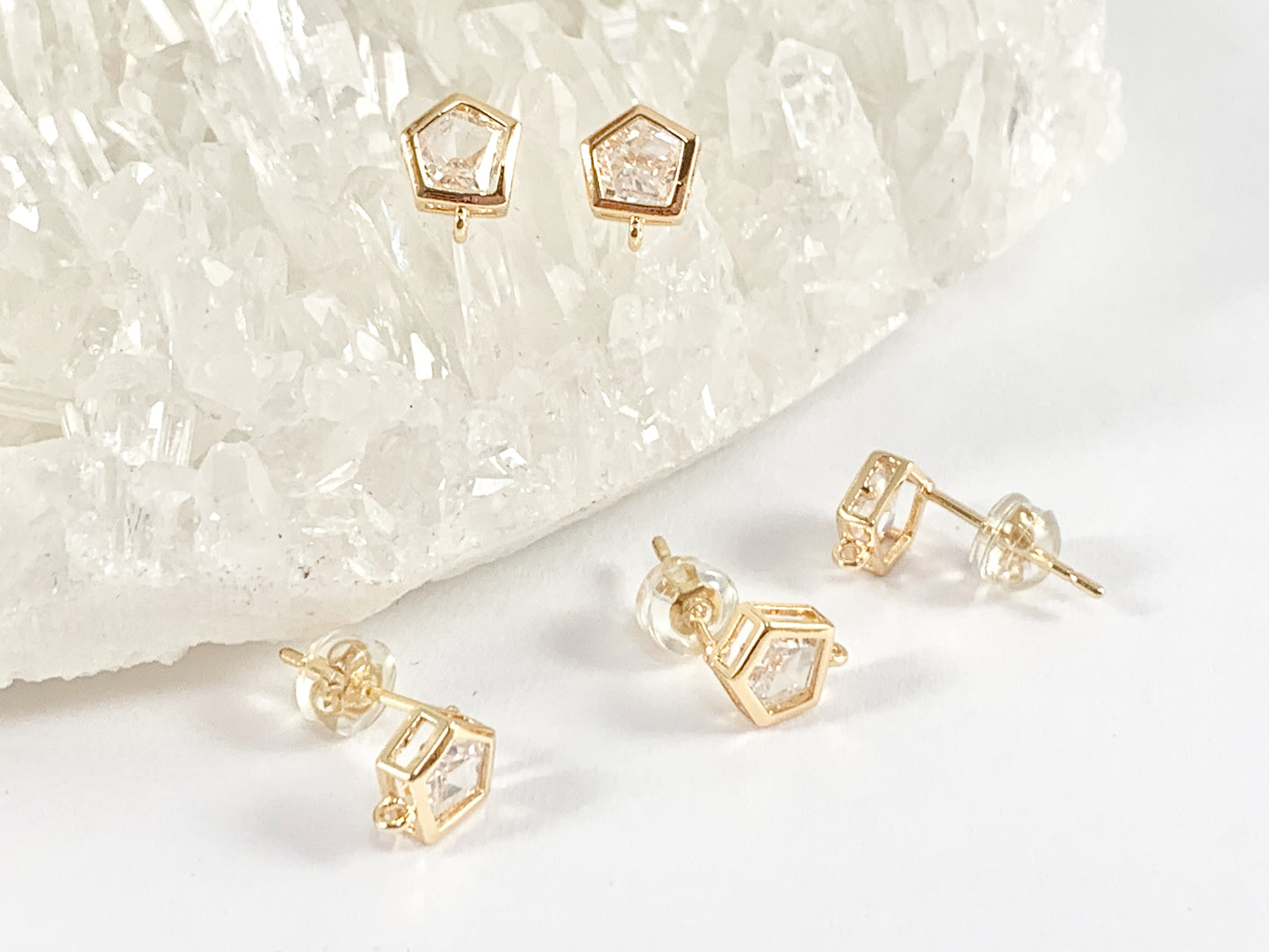 Componente de arete pavé de circonita cúbica en forma de pentágono delicado con aro en cobre chapado en oro de 18 quilates, 4 pares