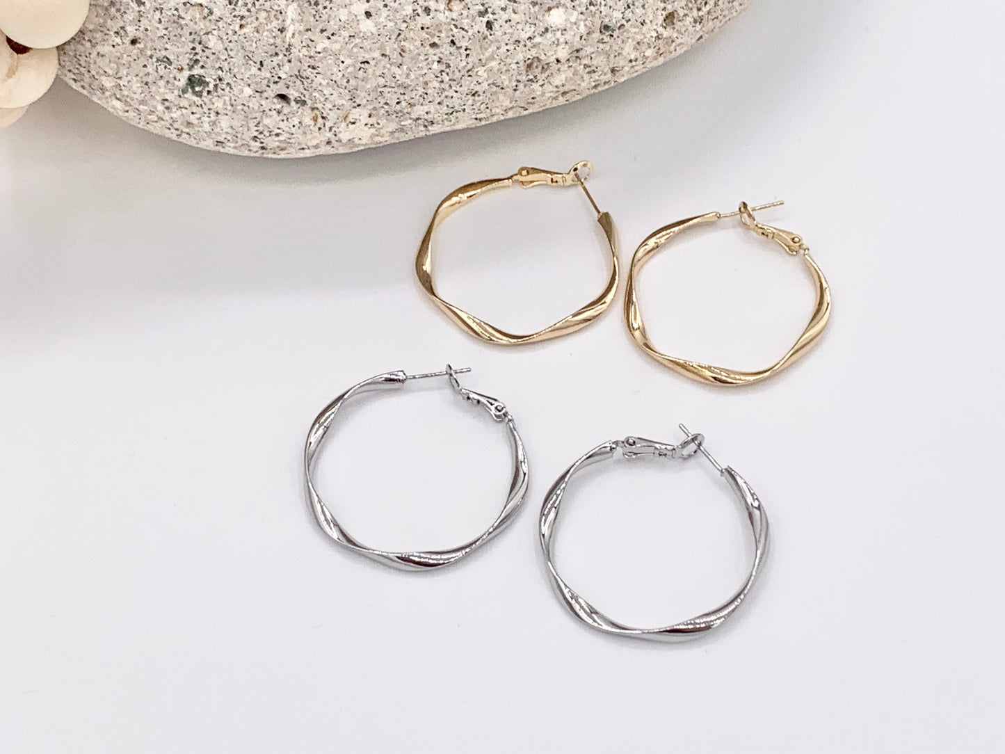 Aros de aretes con cinta ondulada de plata dorada en oro de 18 quilates o aretes de aro ondulado con cinta retorcida plateada sobre cobre 3 pares