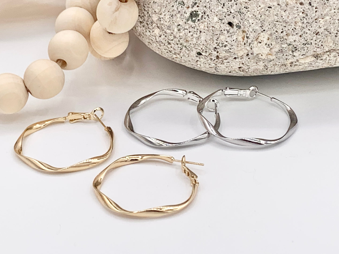 Aros de aretes con cinta ondulada de plata dorada en oro de 18 quilates o aretes de aro ondulado con cinta retorcida plateada sobre cobre 3 pares