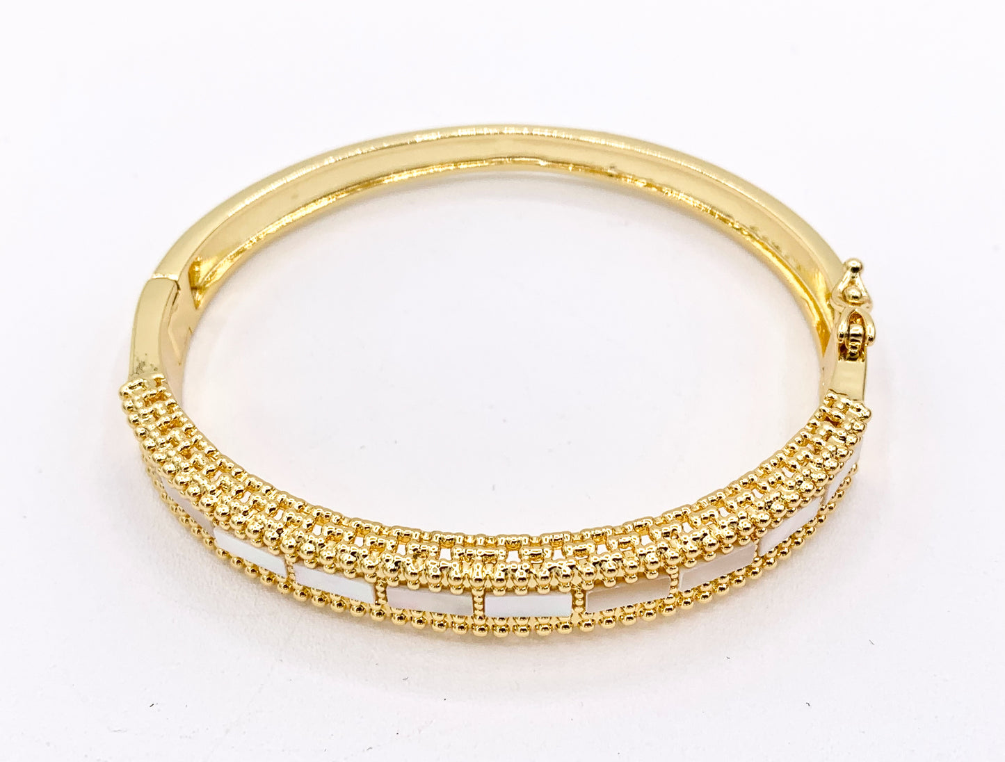 Beautiful White Shell Bracelets in Real Gold 18K Plated Copper Fancy Push Open Snap Bracelets 1 pcs