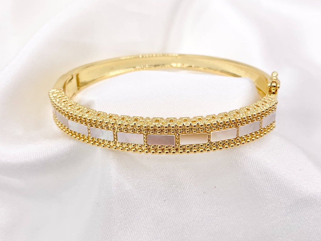 Beautiful White Shell Bracelets in Real Gold 18K Plated Copper Fancy Push Open Snap Bracelets 1 pcs