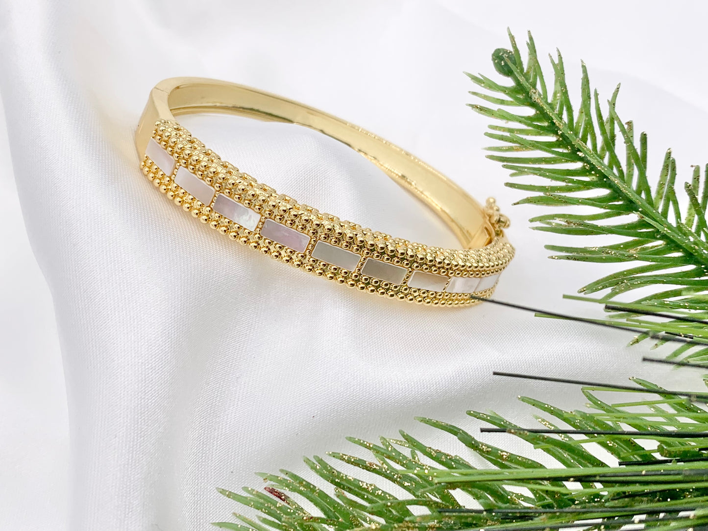 Beautiful White Shell Bracelets in Real Gold 18K Plated Copper Fancy Push Open Snap Bracelets 1 pcs