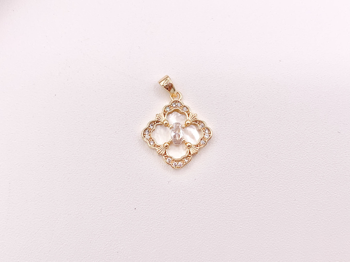 Impresionantes colgantes de cuatrifolio de trébol de concha de labio blanco perla de diamante CZ en cobre chapado en oro de 18 quilates, 6 piezas