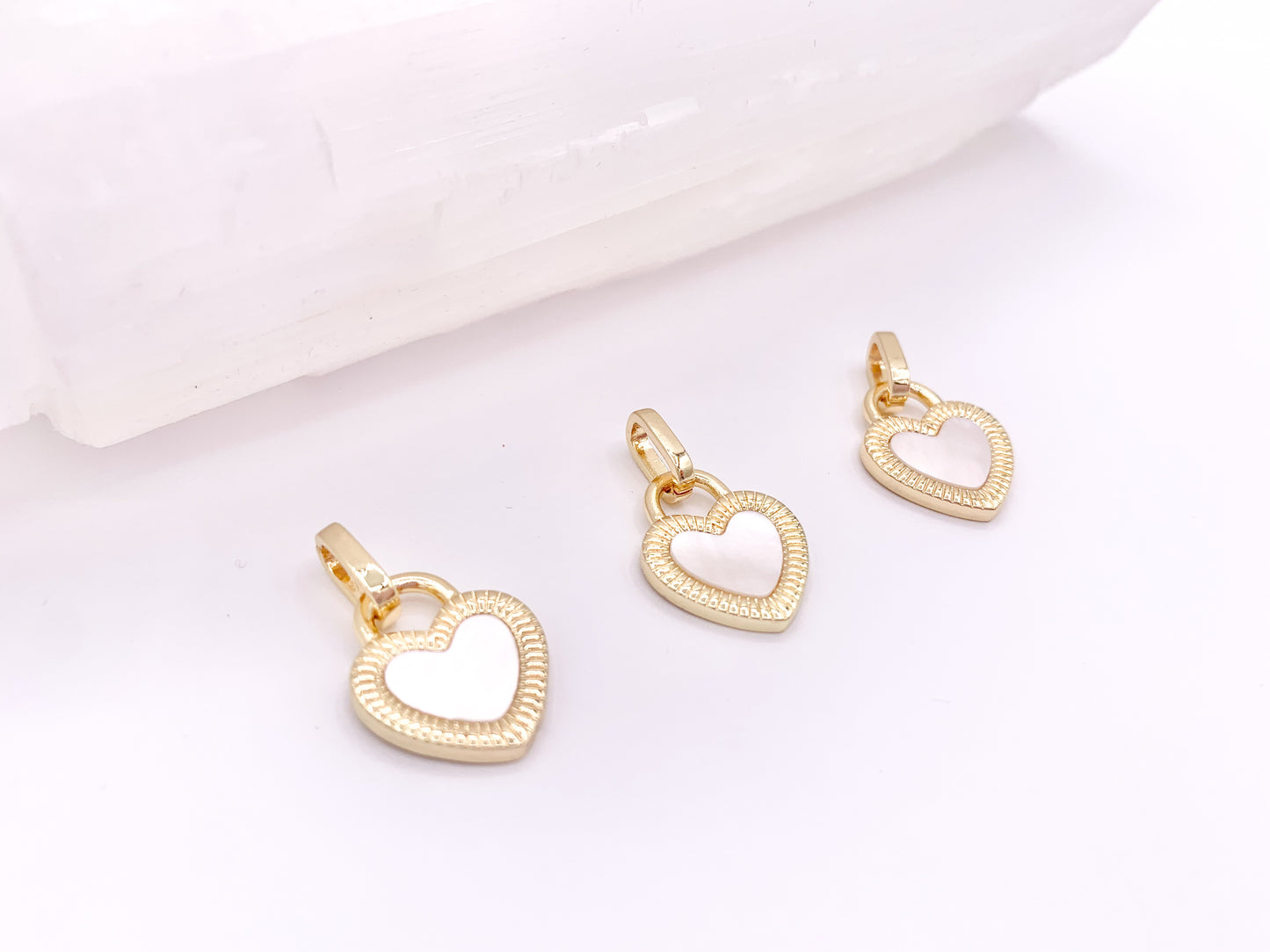 Colgantes con dijes de corazón de oro en esmalte rojo o concha blanca en cobre chapado en oro de 18 quilates 6 piezas